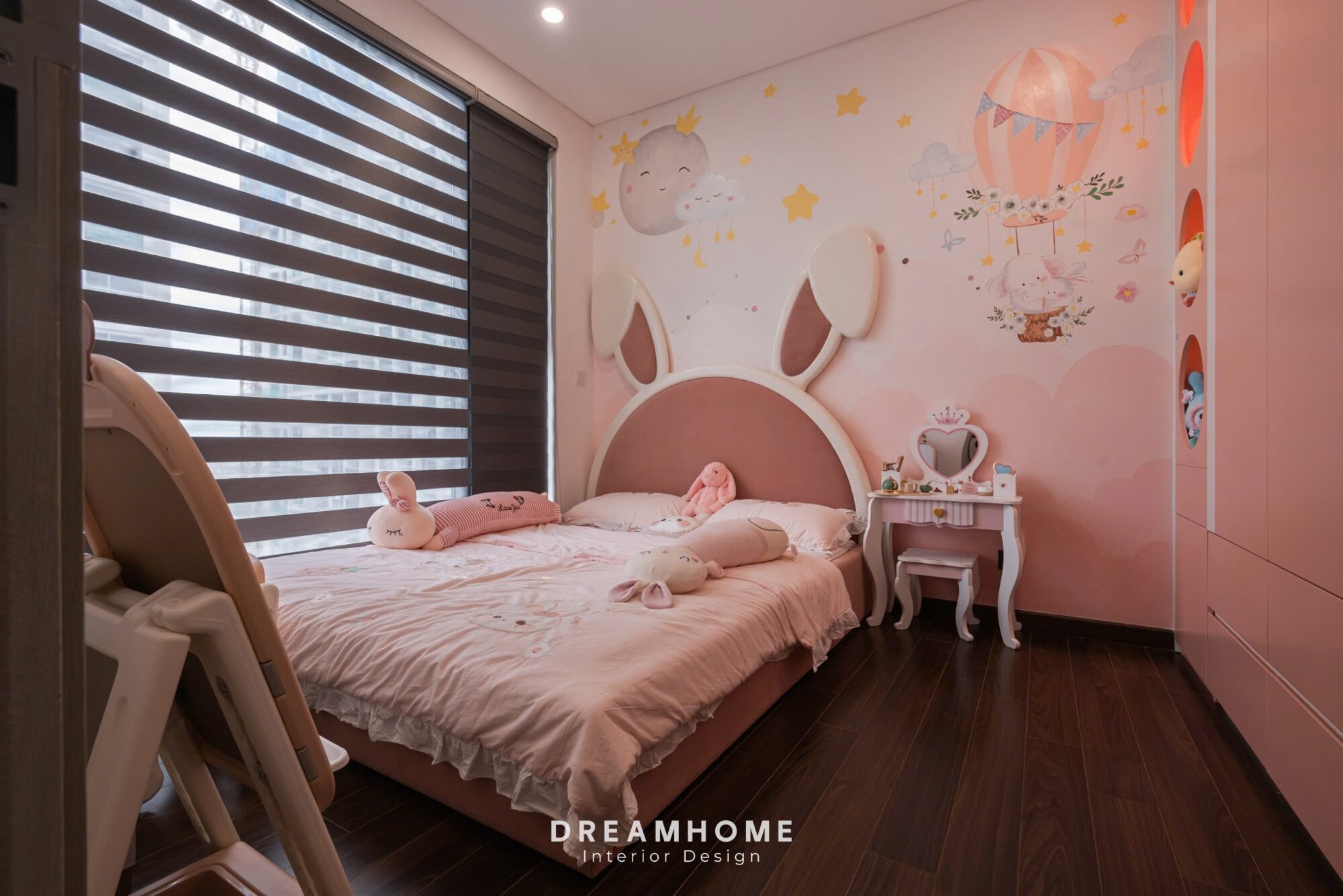 Hoàn Thiện Công Trình Thực Tế Masteri West Heights - 120M2 14 Trên bàn là một chiếc gương nhỏ, tiện lợi cho bé khi trang điểm hoặc làm bài tập.