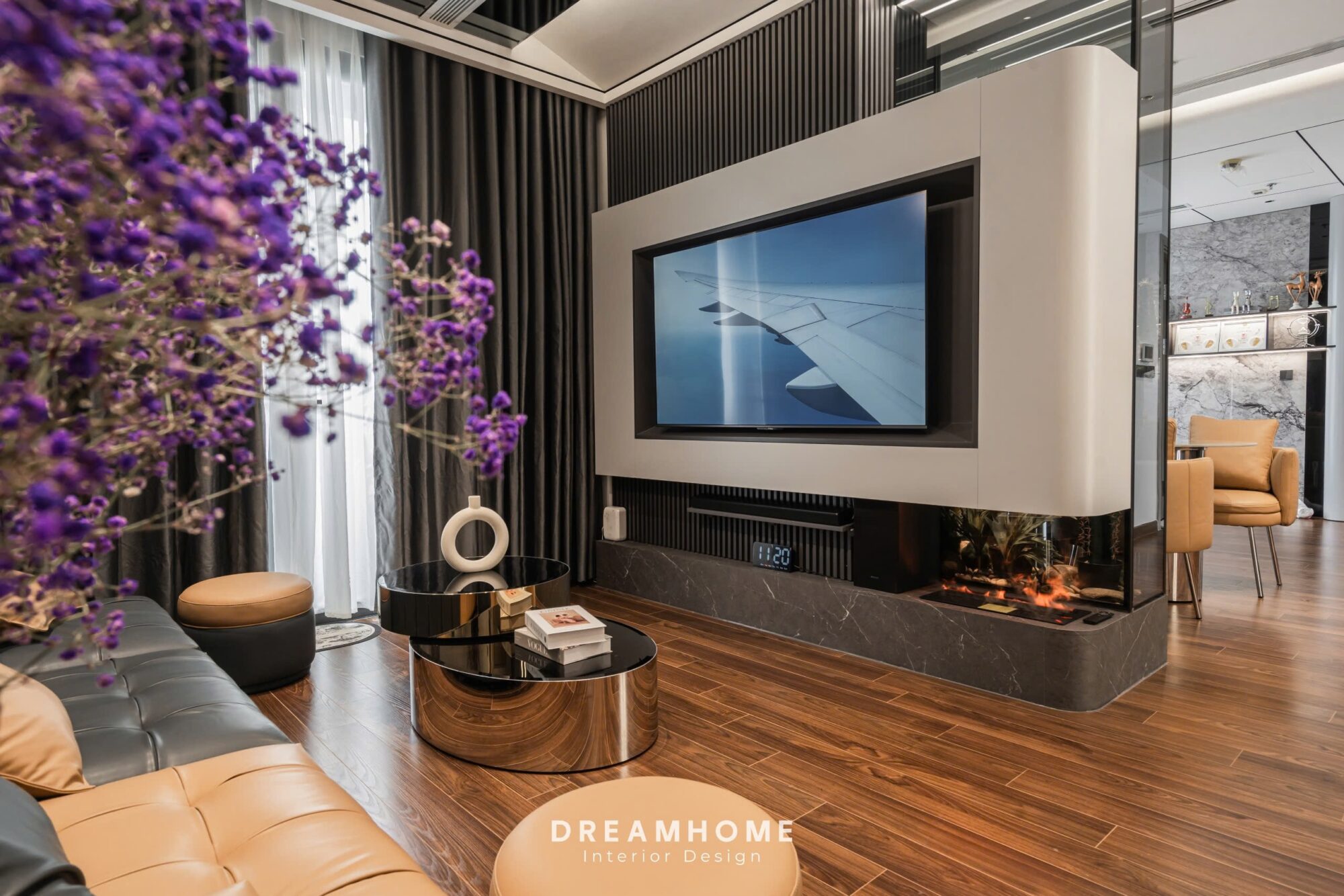 Hoàn Thiện Công Trình Thực Tế Masteri West Heights - 120M2 3 Phía dưới là một đèn giả lửa, tạo cảm giác ấm cúng và thêm phần sinh động cho không gian.